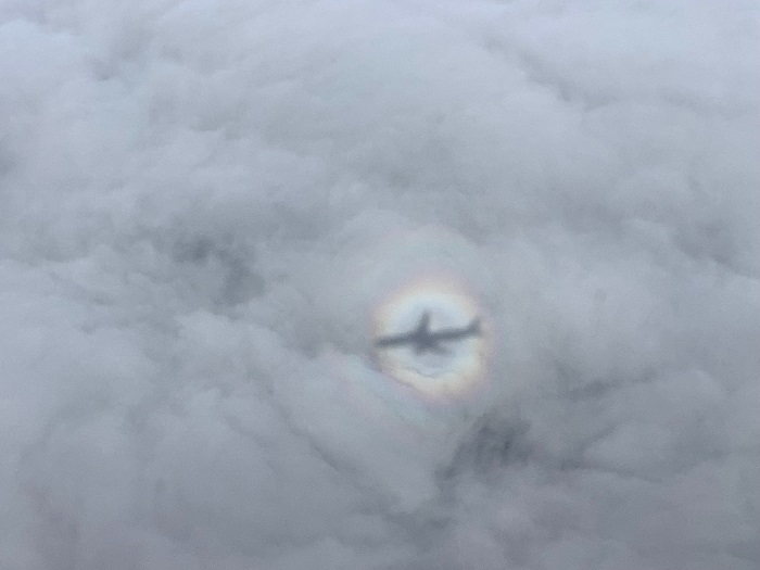 虹の中の飛行機の影