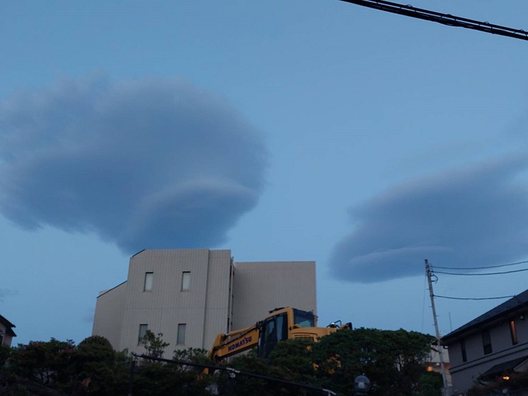 東京の空を縦断していった巨大宇宙船みたいな雲