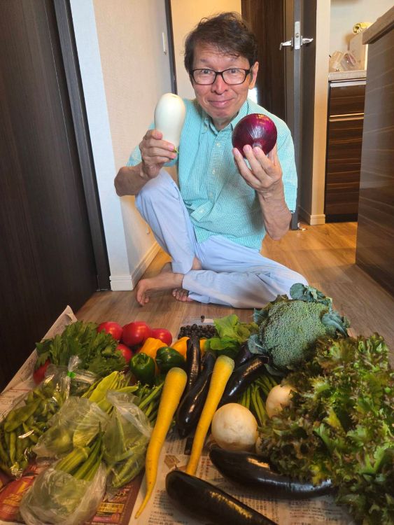 豊島氏と北海道産の野菜