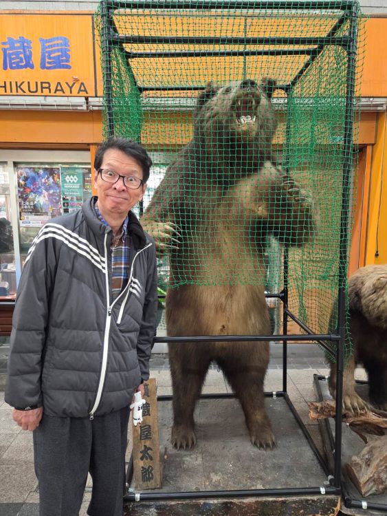 熊の像と豊島氏